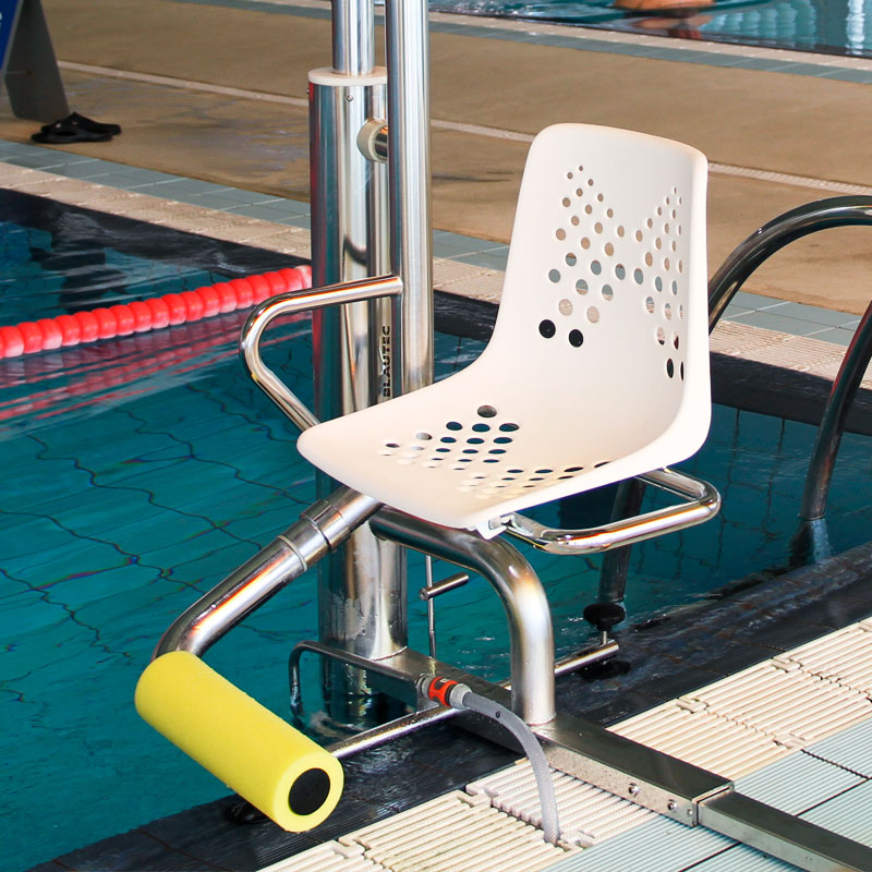 Accessibilité dans les piscines collectives avec Access B1 - version chaise blanche
